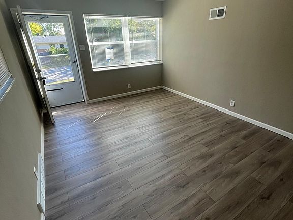 Entrance/ Living room