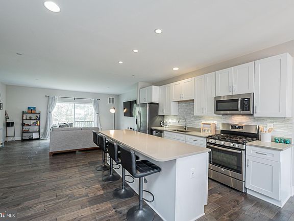2nd image of 7733 Lexington Court Gln