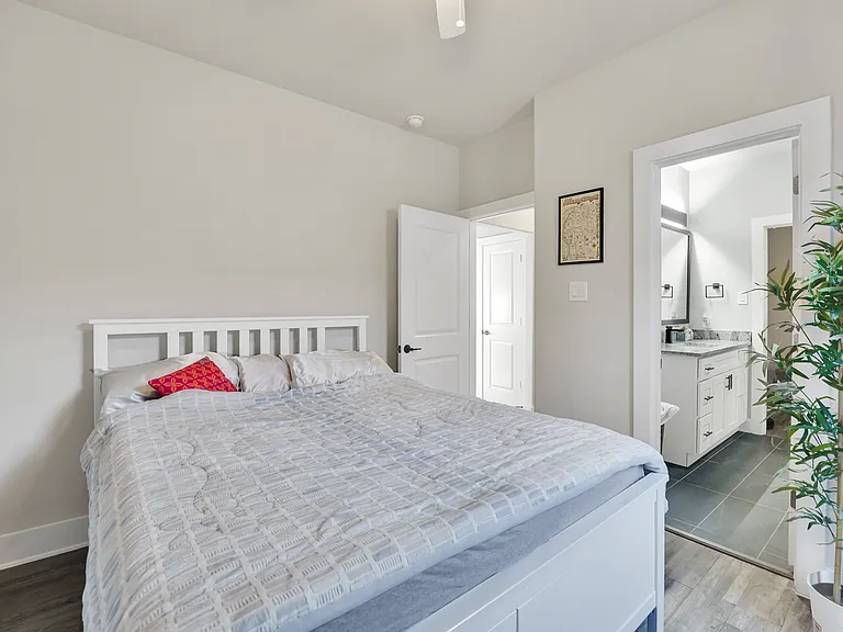 4621 Collins Ave — Photo 18
