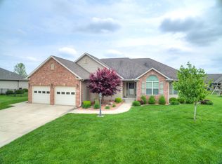401 Castle Rock Dr, Monticello, IL 61856