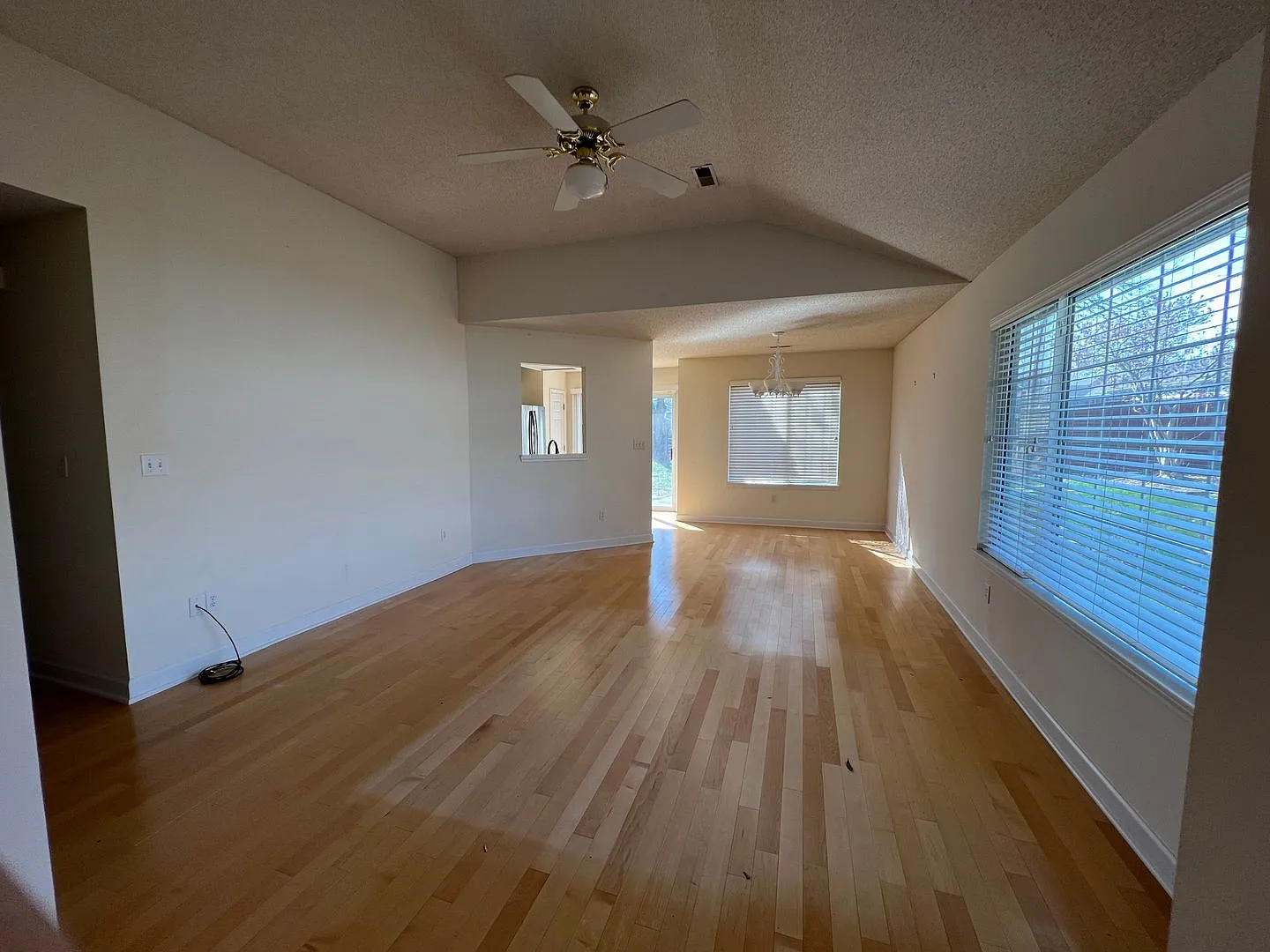 Super Nice 3bed, 2bath house with 2 car garage in Central Location — Photo 4