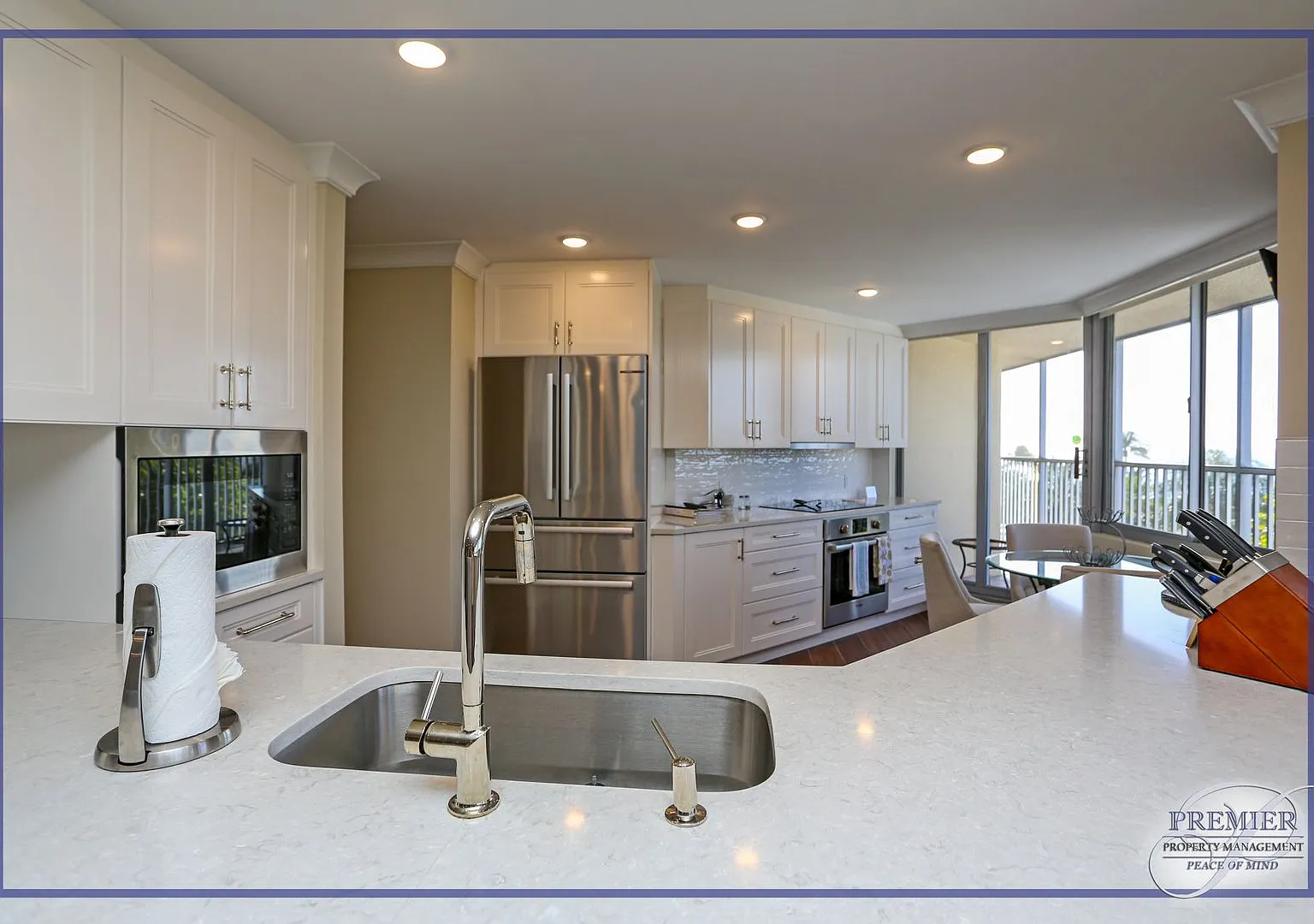 ** The Savoy Park Shore Luxury ** Beautiful Updated 2-Bedrooms Plus A Den\2 Bath Modern Piece Of ... — Photo 2