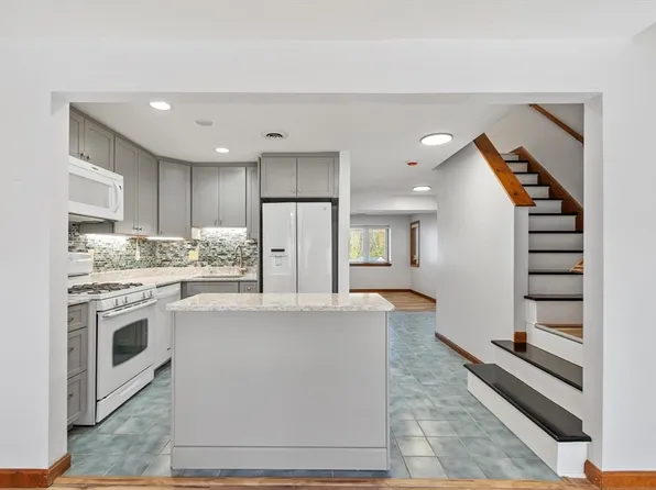 78 Meadow Pond Dr APT P, Leominster, MA 01453