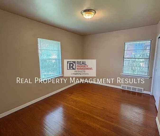 759 S Saint James Blvd — Photo 10