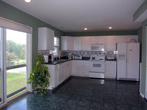 Kitchen & Breakfast Area