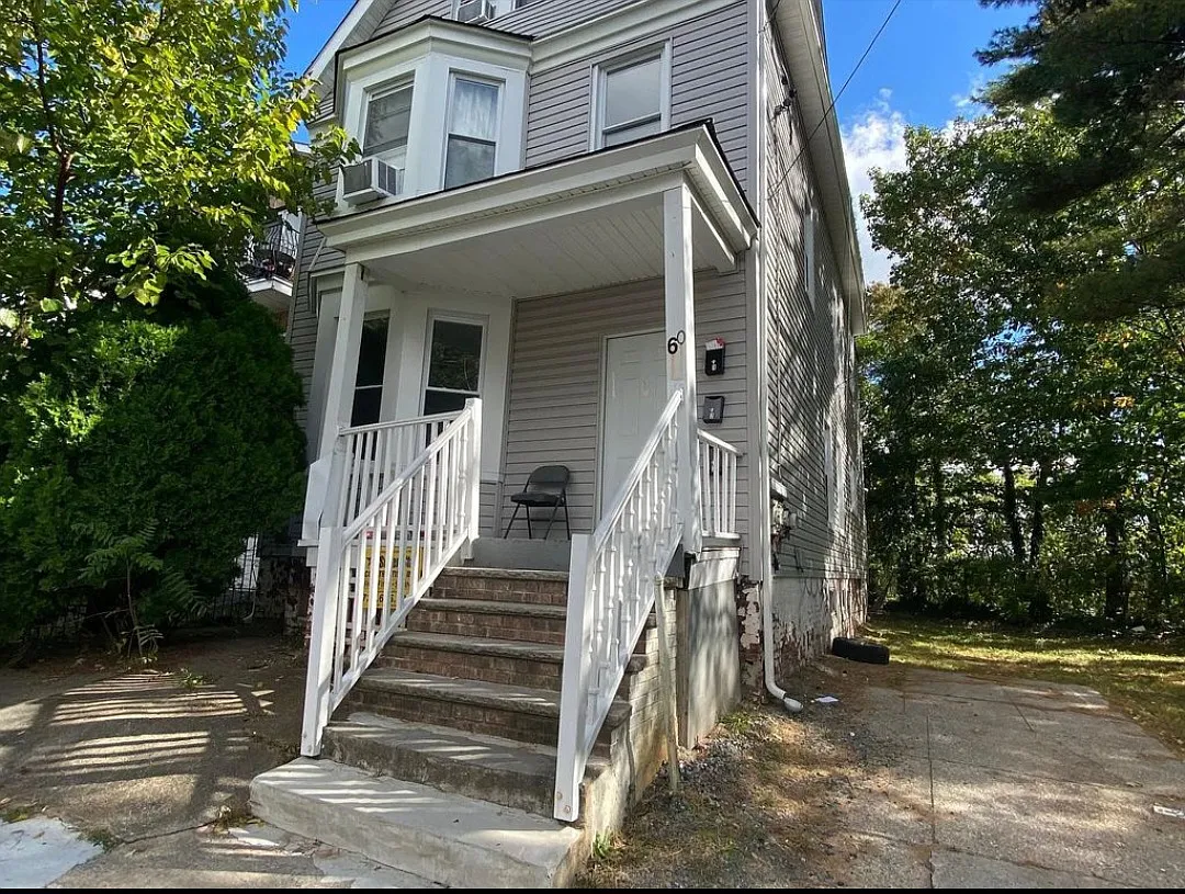 3 bed, $1,900 — Photo 2