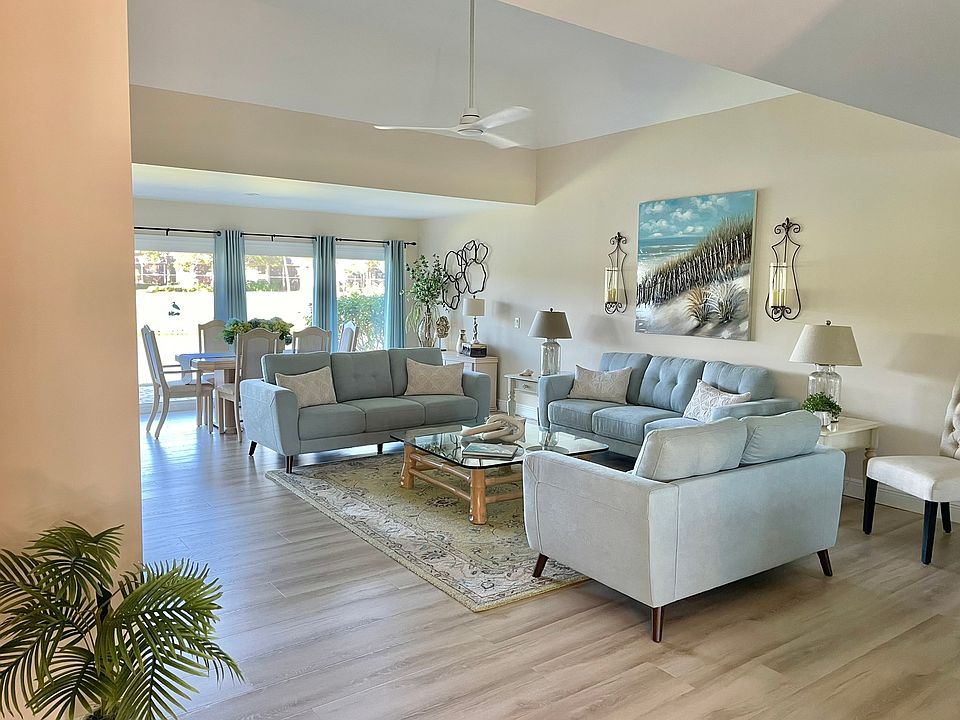 Beautiful open floor plan with cathedral/vaulted ceilings and new furnishings