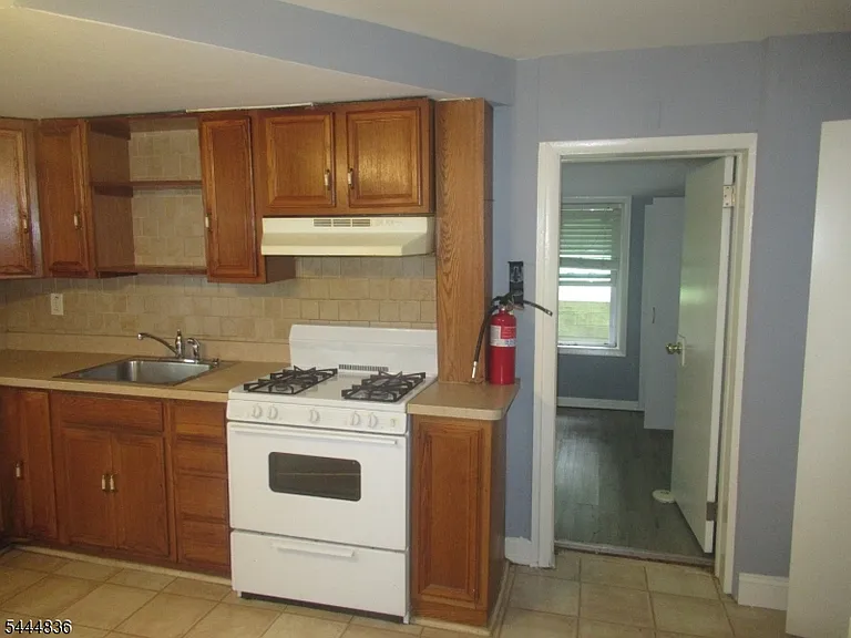 137 Thompson Ave — Photo 5