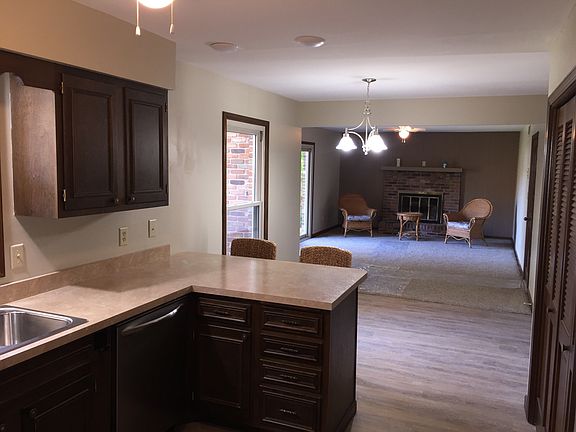 KITCHEN VIEWING FAMILY ROOM