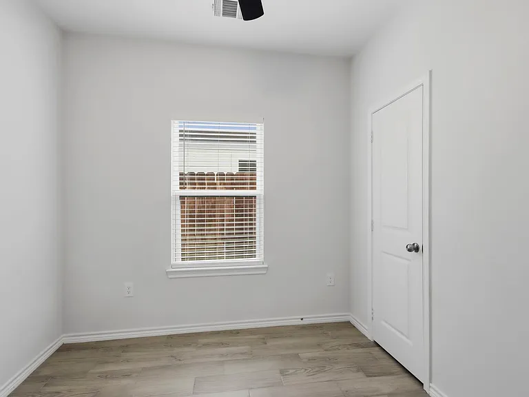 16902 Balmoral — Photo 15