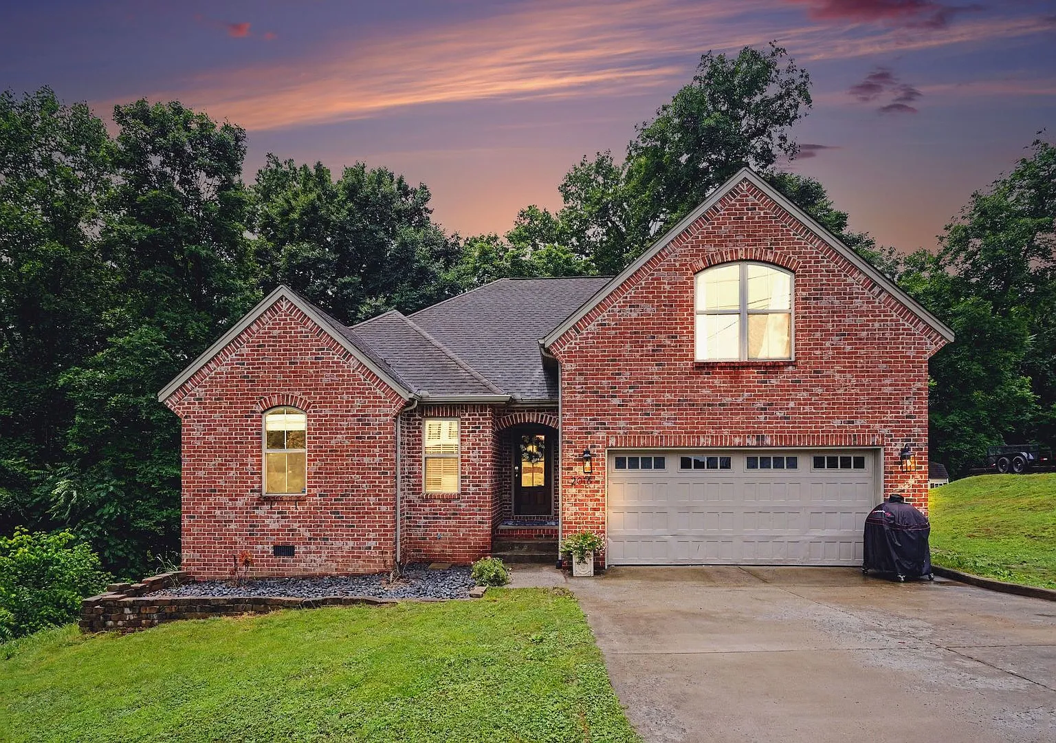 3 Bedroom 2 Bathroom Home — Photo 2