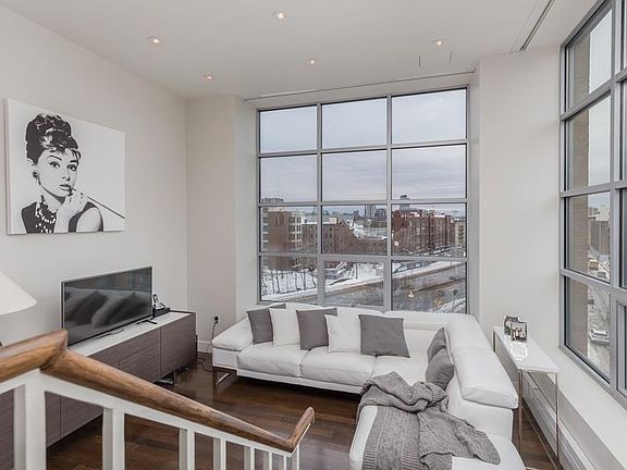 3rd image of 360 Newbury St Unit 401
