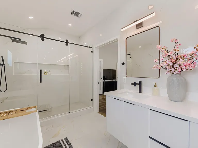 8815 Sharpview Dr — Photo 24