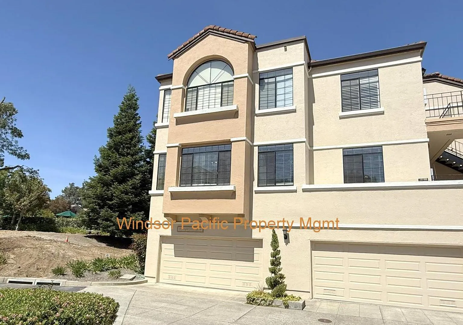 Beautiful Lakefront Condo Home With Spectacular Views of the Lake at Canyon Lakes - San Ramon — Photo 2