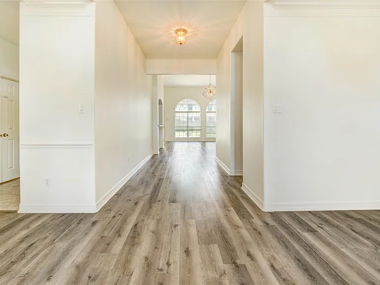 8803 Memorial Creek Dr — Photo 10