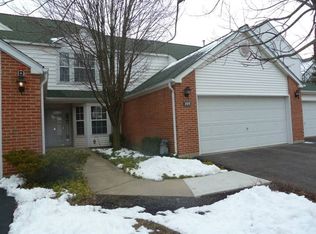 109 Welwyn St #15-D, Lake Bluff, IL 60044