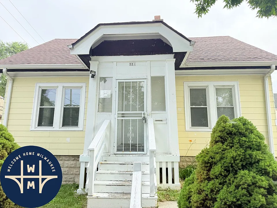 221 W Ring St
