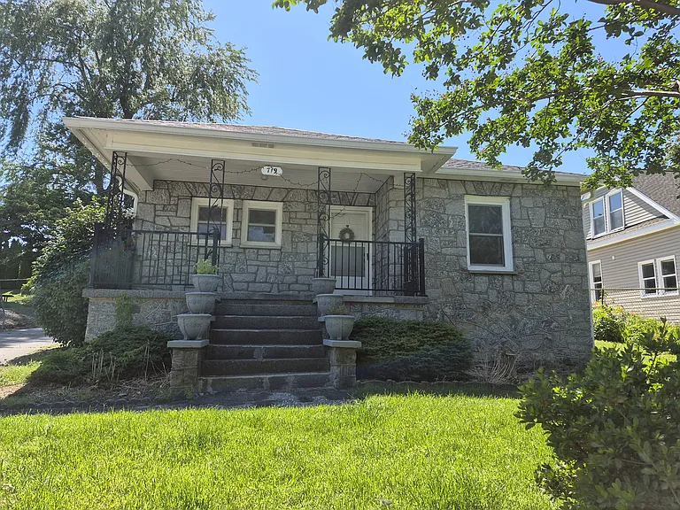 719 Oakland St — Photo 17