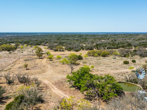 8631 deer crossing dr, Fort McKavett, TX 76841