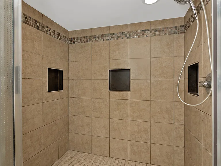 905 Parliament Ave — Photo 24