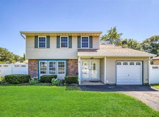 90 Alcolade Dr E, Shirley, NY 11967