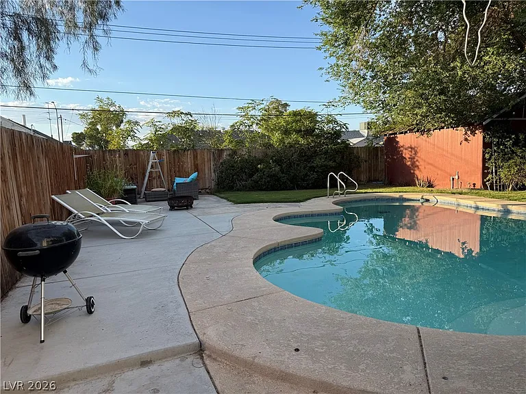 1037 Bracken Ave — Photo 3