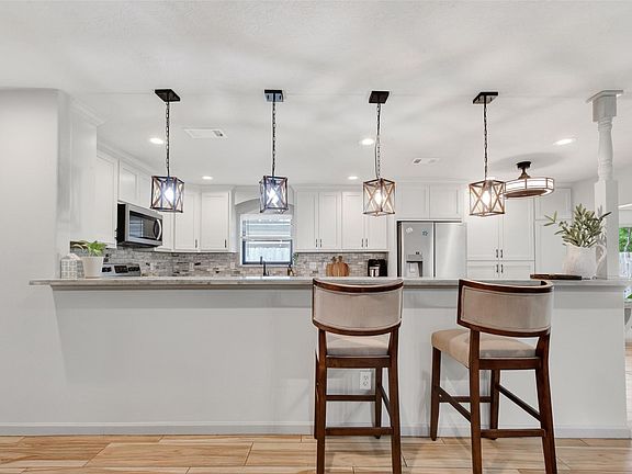 4th image of 9727 Forest Hollow Dr