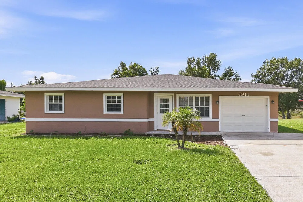 4 bed, 2.0 bath, 2122 sqft, $1,900 — Photo 1