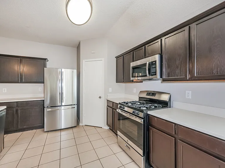 833 Lariat Dr — Photo 7