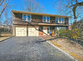 46 Apple Tree Dr, Hauppauge, NY 11788