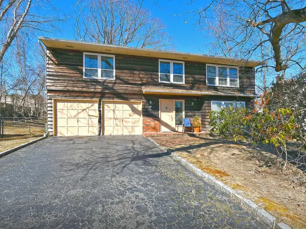 46 Apple Tree Drive, Hauppauge, NY 11788