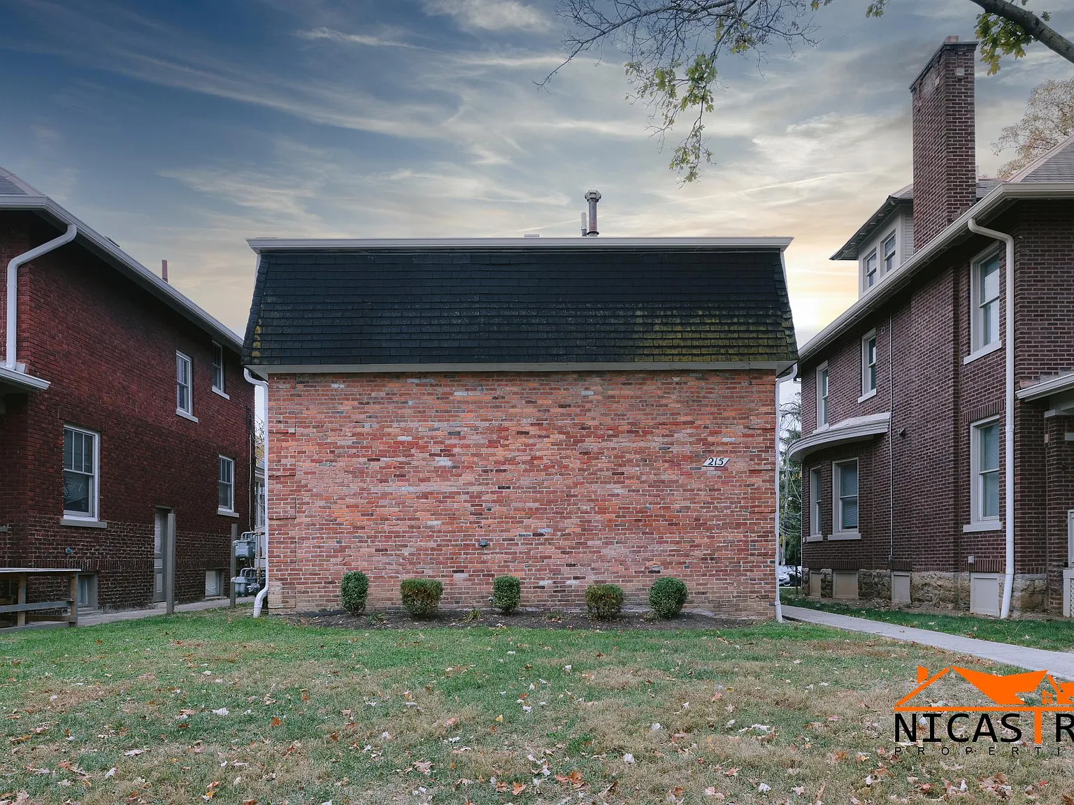 3 bed, 1.5 bath, 850 sqft, $2,397 — Photo 2