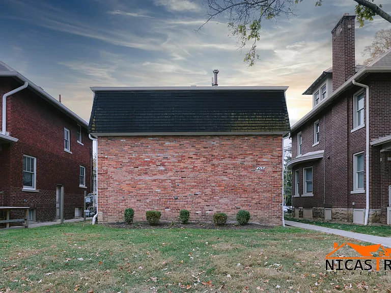 215 E Lane Ave — Photo 2