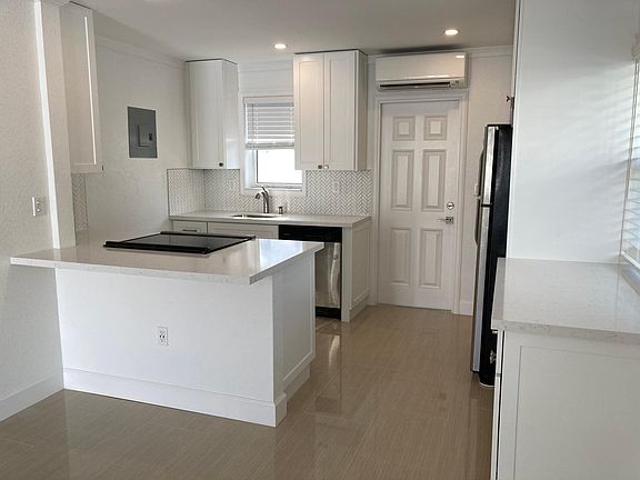 3rd image of 412 SE 15th St #1