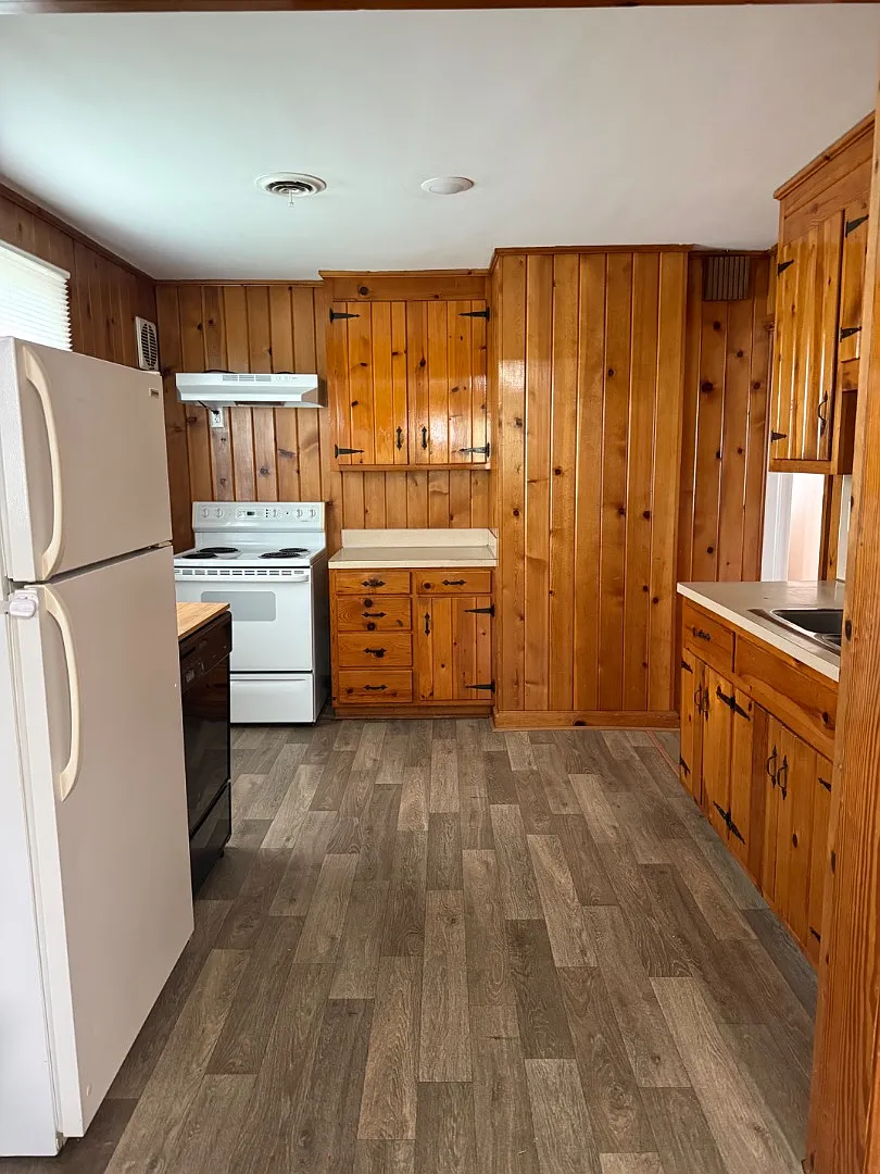 1405 Newton St — Photo 4