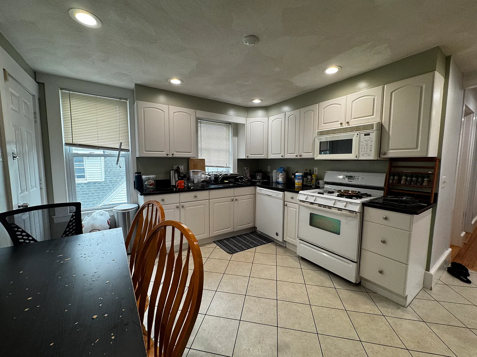 3 bed, 1200 sqft, $3,350 — Photo 2