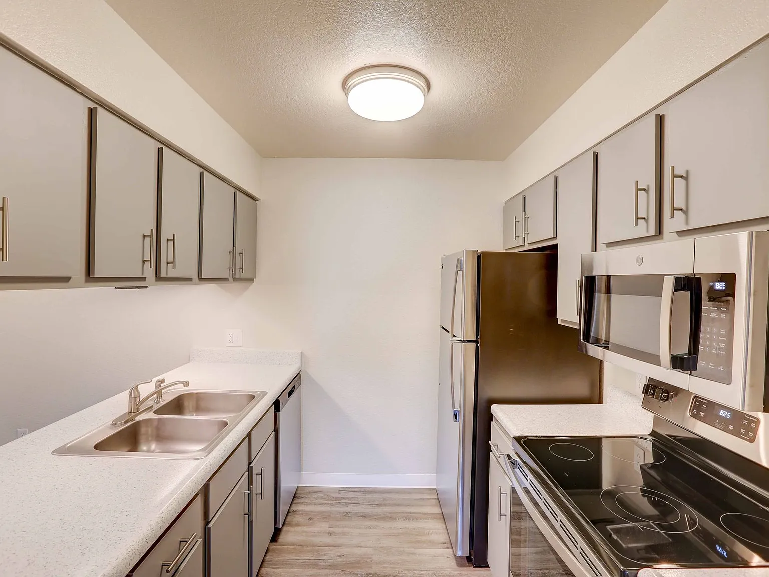 Riva Ridge Apartments — Photo 1