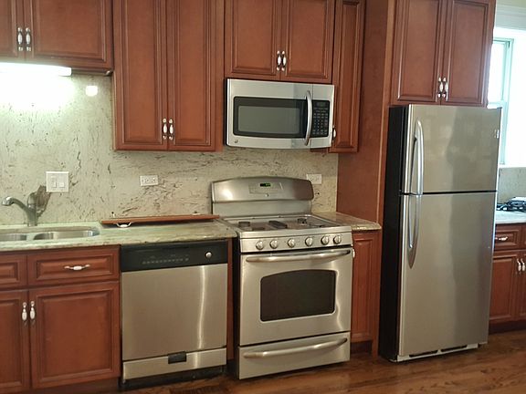 4th image of 2250 N Avers Ave #1