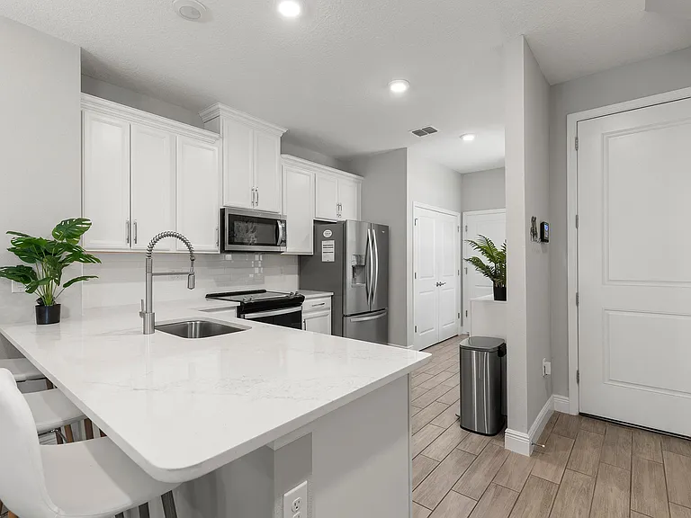 5270 Neil Dr — Photo 2