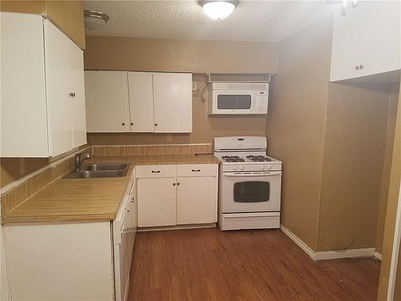 4th image of 1709 E Park Row Dr