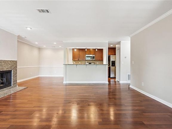 3rd image of 1538 Chantilly Dr #121