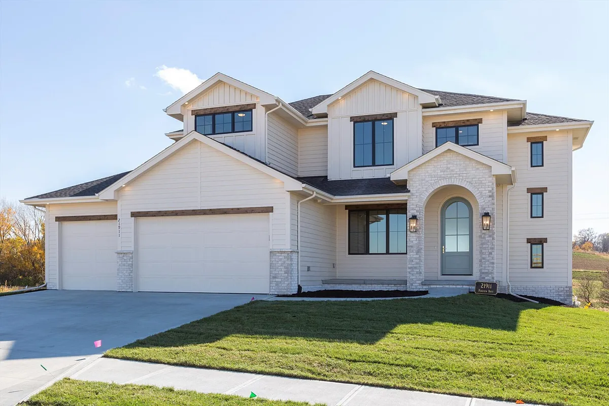 Building Photo - 21911 Parkview Dr
