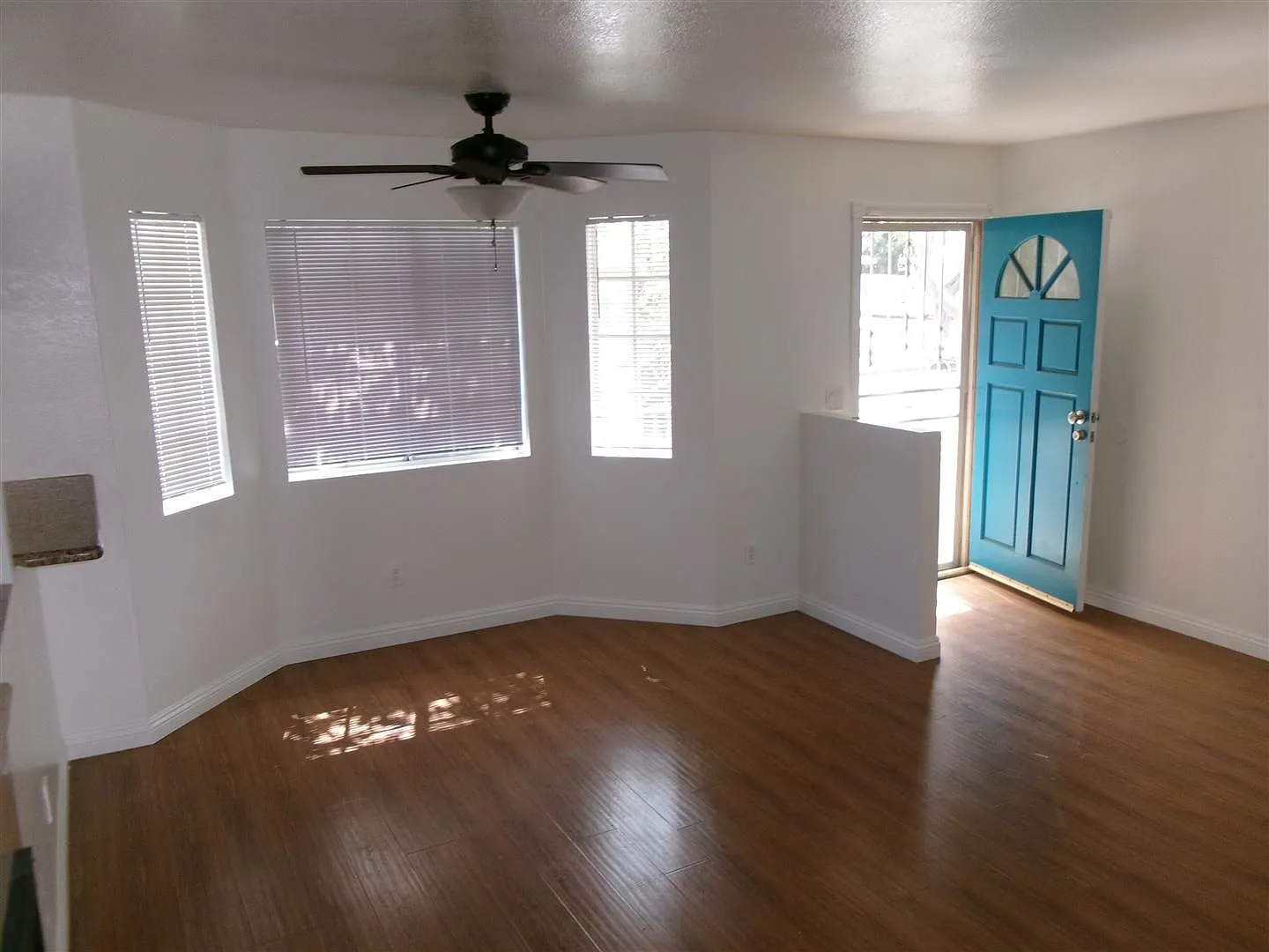 Charming 3-bedroom, 2 1/2-bath townhouse in Paramount - POOL — Photo 3