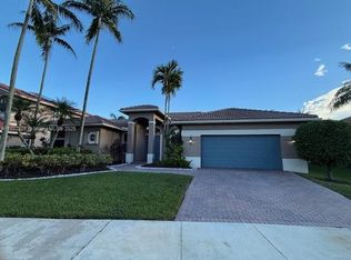 1825 Victoria Pointe Cir, Fort Lauderdale, FL 33327