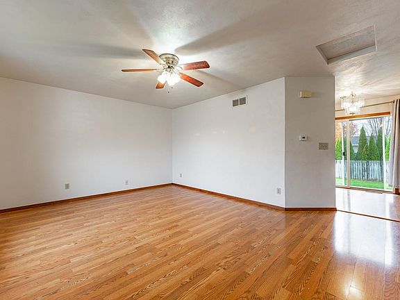 4th image of 6484 Garrett Ln