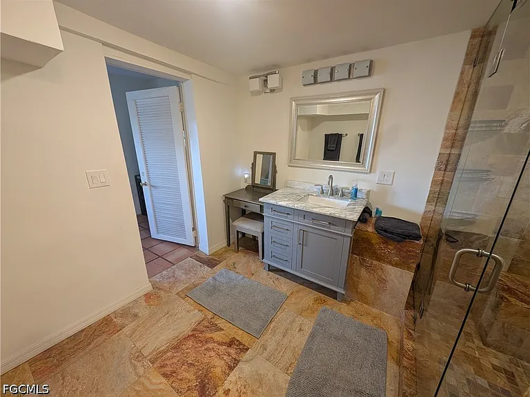 1637 Woodford Ave — Photo 10