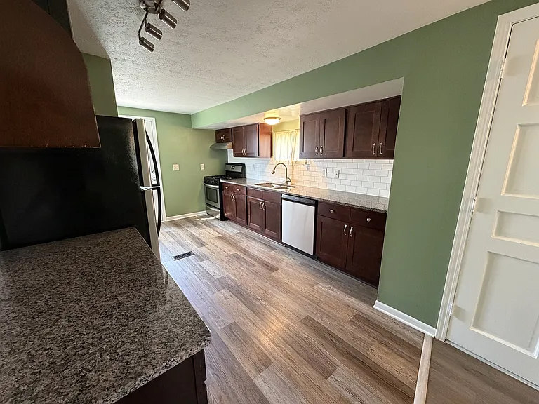 6475 Sandfield Dr — Photo 3