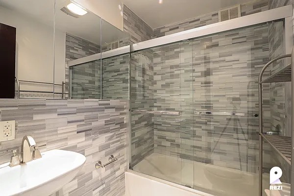 Rented by REZI | media 24