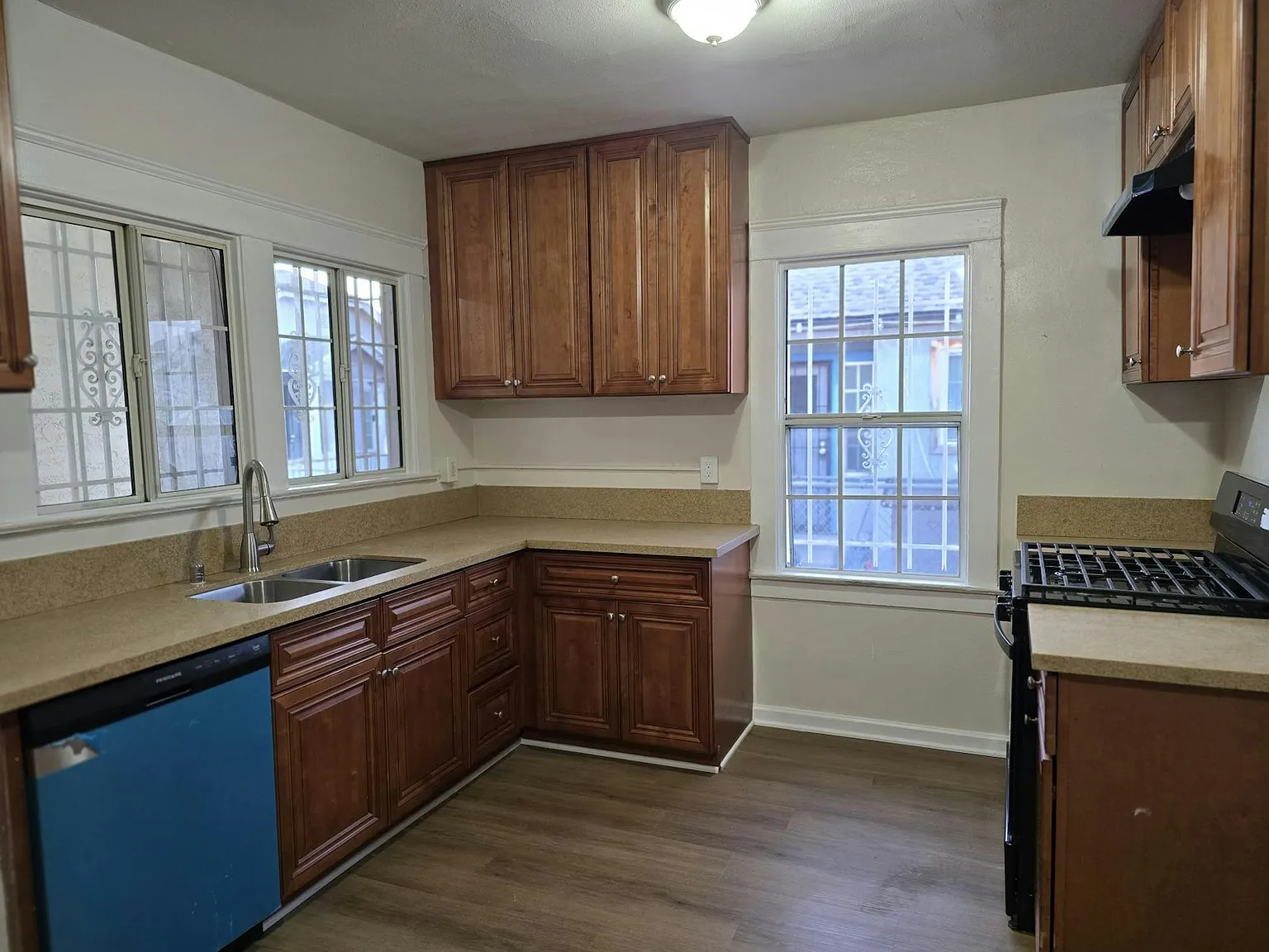 916 West 59th Place, Unit A — Photo 4