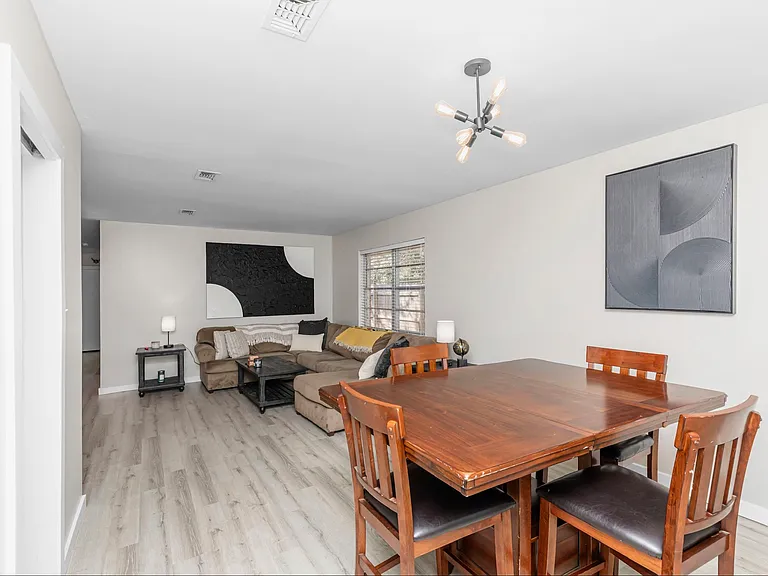 705 Bradford Dr — Photo 6